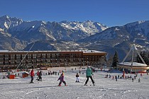 Le Corbier uitzicht op de piste en de restaurants